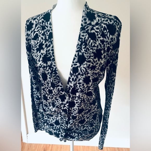 NWT Loft by Ann Taylor Black Flower Sweater – Size M 🌸 - Picture 4 of 10